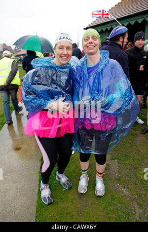 Maldon, Essex, England. Sonntag, 29. April 2012. Teilnehmer, schlammig, dass die jährlichen Maldon Mud Race 2012 laufen. Stockfoto