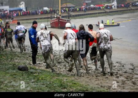 Maldon, Essex, England. Sonntag, 29. April 2012. Teilnehmer, schlammig, dass die jährlichen Maldon Mud Race 2012 laufen. Stockfoto