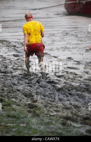 Maldon, Essex, England. Sonntag, 29. April 2012. Teilnehmer, schlammig, dass die jährlichen Maldon Mud Race 2012 laufen. Stockfoto