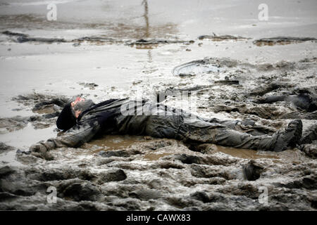 Maldon, Essex, England. Sonntag, 29. April 2012. Teilnehmer, schlammig, dass die jährlichen Maldon Mud Race 2012 laufen. Stockfoto