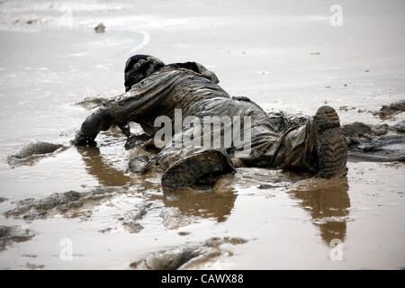 Maldon, Essex, England. Sonntag, 29. April 2012. Teilnehmer, schlammig, dass die jährlichen Maldon Mud Race 2012 laufen. Stockfoto