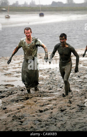 Maldon, Essex, England. Sonntag, 29. April 2012. Teilnehmer, schlammig, dass die jährlichen Maldon Mud Race 2012 laufen. Stockfoto