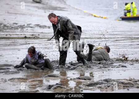 Maldon, Essex, England. Sonntag, 29. April 2012. Teilnehmer, schlammig, dass die jährlichen Maldon Mud Race 2012 laufen. Stockfoto