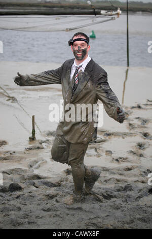 Maldon, Essex, England. Sonntag, 29. April 2012. Teilnehmer, schlammig, dass die jährlichen Maldon Mud Race 2012 laufen. Stockfoto