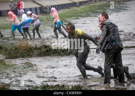 Maldon, Essex, England. Sonntag, 29. April 2012. Teilnehmer, schlammig, dass die jährlichen Maldon Mud Race 2012 laufen. Stockfoto