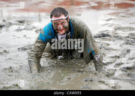 Maldon, Essex, England. Sonntag, 29. April 2012. Teilnehmer, schlammig, dass die jährlichen Maldon Mud Race 2012 laufen. Stockfoto