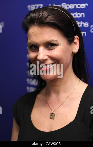 29.04.2012 Sheffield, England.  Schiedsrichter MICHAELA TABB am 9. Tag des Spiels Snooker Weltmeisterschaft 2012 spielte im Crucible Theatre in Sheffield, Yorkshire, England. Stockfoto