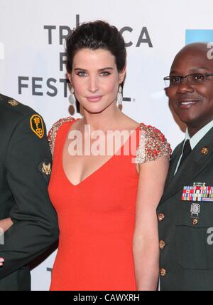 Cobie Smulders im Ankunftsbereich für THE AVENGERS Closing Night Premiere beim Tribeca Film Festival 2012, Tribeca Performing Arts Center (BMCC TPAC), New York, NY 28. April 2012. Foto von: Andres Otero/Everett Collection Stockfoto