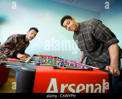 Jugendliche, an das Royal Alexandra Kinderklinik behandelt genossen einen Überraschungsbesuch von Rizzle Kicks 29.04.12 in Brighton UK.  Das Brighton Hip-Hop-Duo zeigten ihre Unterstützung für Kinderhilfswerk Schaukelpferd von offiziell eröffnet seinen neuen Jugendlichen Zimmer im Krankenhaus. Stockfoto