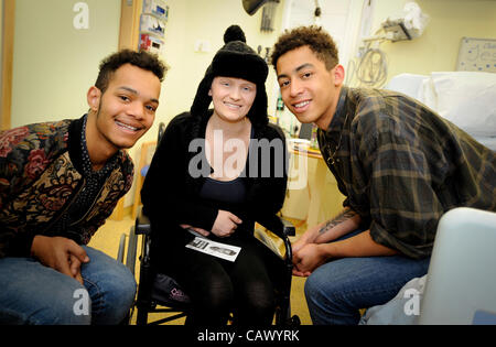 Jugendliche, an das Royal Alexandra Kinderklinik behandelt genossen einen Überraschungsbesuch von Rizzle Kicks 29.04.12 in Brighton UK.  Das Brighton Hip-Hop-Duo zeigten ihre Unterstützung für Kinderhilfswerk Schaukelpferd von offiziell eröffnet seinen neuen Jugendlichen Zimmer im Krankenhaus. Stockfoto