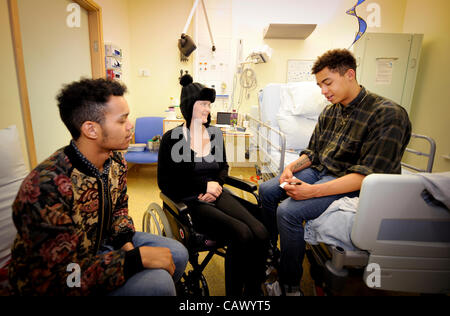 Jugendliche, an das Royal Alexandra Kinderklinik behandelt genossen einen Überraschungsbesuch von Rizzle Kicks 29.04.12 in Brighton UK.  Das Brighton Hip-Hop-Duo zeigten ihre Unterstützung für Kinderhilfswerk Schaukelpferd von offiziell eröffnet seinen neuen Jugendlichen Zimmer im Krankenhaus. Stockfoto