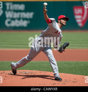 CLEVELAND, Ohio USA - APRIL 29: Los Angeles Angels Krug Ervin Santana (54) Stellplätze während des ersten Innings gegen die Cleveland Indians in Progressive Field in Cleveland, Ohio, USA auf Sonntag, 29. April 2012 ab. Stockfoto