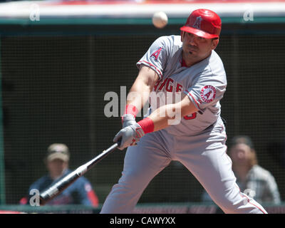 CLEVELAND, Ohio USA - APRIL 29: Los Angeles Angels Designated Hitter Kendry Morales (8) Fouls einen Platz während der zweiten Inning auf Progressive Field in Cleveland, Ohio, USA auf Sonntag, 29. April 2012. Stockfoto