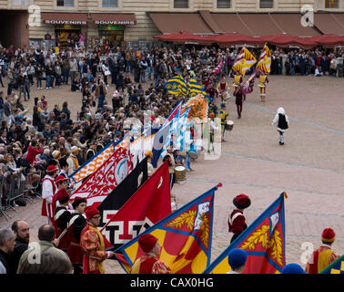 Sonntag, 29. April 2012, Siena, Toskana, Italien. Standardträger des Contrade Sienas parade ihre Fahnen bei der Zeremonie am fest von Str. Catherine, der Schutzpatron von Siena und von ganz Italien. St. Catherine war die Tochter des Sieneser Färber, im fünfzehnten Jahrhundert heiliggesprochen Stockfoto