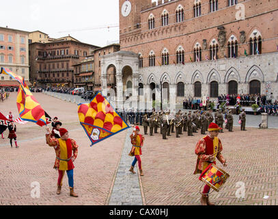 Sonntag, 29. April 2012, Siena, Toskana, Italien. Standardträger des Contrade Sienas parade ihre Fahnen bei der Zeremonie am fest von Str. Catherine, der Schutzpatron von Siena und von ganz Italien. St. Catherine war die Tochter des Sieneser Färber, im fünfzehnten Jahrhundert heiliggesprochen Stockfoto