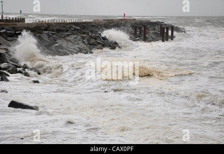 Raue See weiterhin der südlichen Küste von England UK buffet. Wellen gegen die Küstenschutzes in West Bay, Dorset, auf Montag, 30. April 2012 Stockfoto