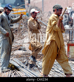 Arbeit in beschäftigt arbeiten auf einer Baustelle auf der Eve Welt Labor Day in Peshawar Montag, 30. April 2012. Stockfoto