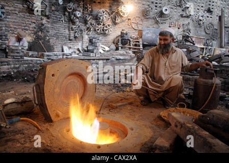 Eine Arbeit beschäftigt bei der Arbeit in einem Workshop auf der Eve Welt Labor Day in Lahore auf Montag, 30. April 2012. Stockfoto