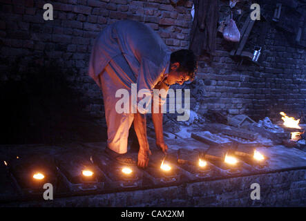 Eine Arbeit beschäftigt bei der Arbeit in einem Workshop auf der Eve Welt Labor Day in Lahore auf Montag, 30. April 2012. Stockfoto