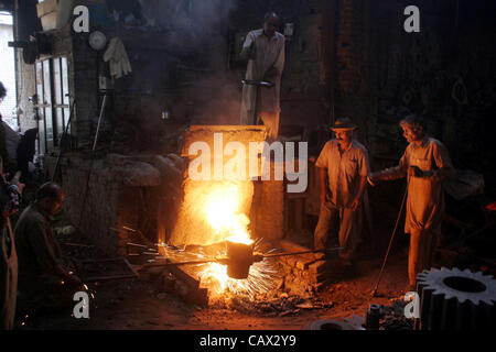 Arbeiten beschäftigt in der Arbeit in einem Workshop auf der Eve Welt Labor Day in Lahore auf Montag, 30. April 2012. Stockfoto