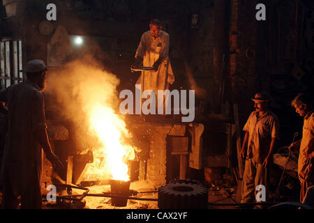 Arbeiten beschäftigt in der Arbeit in einem Workshop auf der Eve Welt Labor Day in Lahore auf Montag, 30. April 2012. Stockfoto