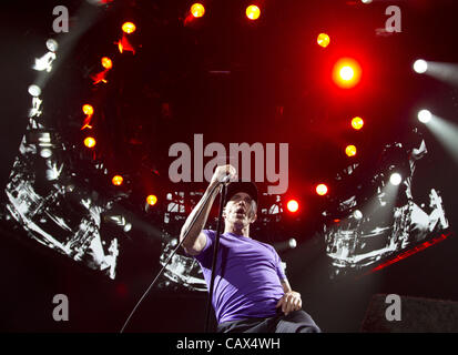 30. April 2012 - Ottawa, Ontario, Kanada - Anthony Kiedis von The Band Red Hot Chili Peppers, tritt bei "ihre I 'm With You"-Tour, bei Scotiabanks Place in Ottawa, Kanada am 30. April 2012. (Kredit-Bild: © Kamal Sellehuddin/ZUMAPRESS.com) Stockfoto