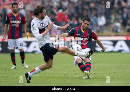 Marco Rossi (Genua), Archimede Morleo (Bologna), 29. April 2012 - Fußball / Fußball: italienische "Serie A" match zwischen Bologna 3-2 Genua im Stadio Renato Dall'Ara in Bologna, Italien. (Foto von Maurizio Borsari/AFLO) [0855] Stockfoto