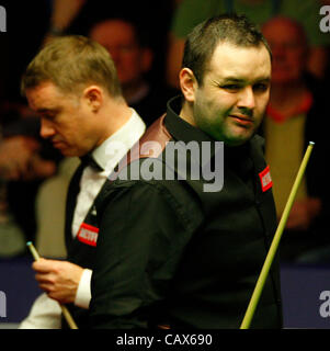 01.05.2012 - Stephen Maguire in Aktion gegen Stephen Hendry auf die Viertel-Finale der Snooker Snooker-WM auf den Tiegel, Sheffield. Stockfoto