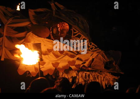 Drachen Skulptur an die Beltane Feuer-Festival 2012 in Edinburgh, UK. Am 30. April statt, das Festival feiert die Blüte des Frühlings und endet mit der Krönung der Königin kann. Stockfoto