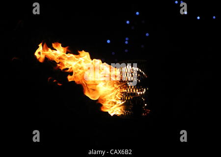 Eine Fackel auf der Beltane Feuer-Festival, am Calton Hill in Edinburgh, UK. Am 30. April statt, das Festival feiert die Blüte des Frühlings und endet mit der Krönung der Königin kann. Stockfoto