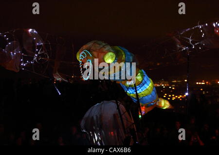 Libelle-Skulptur auf der Beltane Feuer-Festival in Edinburgh, UK. Am 30. April statt, das Festival feiert die Blüte des Frühlings und endet mit der Krönung der Königin kann. Stockfoto