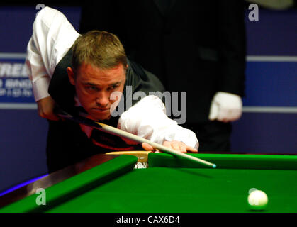 01.05.2012 Stephen Hendry in Aktion gegen Stephen Maguire auf die Viertel-Finale der Snooker Snooker-WM auf den Tiegel, Sheffield. VEREINIGTES KÖNIGREICH. Stockfoto