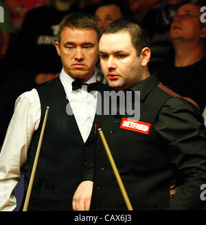 01.05.2012 - Stephen Hendry in Aktion gegen Stephen Maguire auf die Viertel-Finale der Snooker Snooker-WM auf den Tiegel, Sheffield. Stockfoto