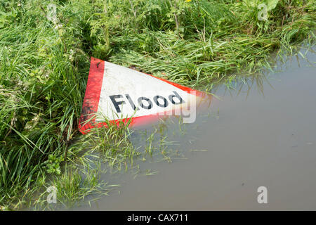 1. Mai 2012, Billericay, Essex, England. Zeichen in den Fluten schweben zu überfluten. Starkregen führte zu lokalen Überschwemmungen, die schlimmer geworden ist, obwohl Regen durch Abfluss aus den umliegenden Feldern beendet wurde. Stockfoto