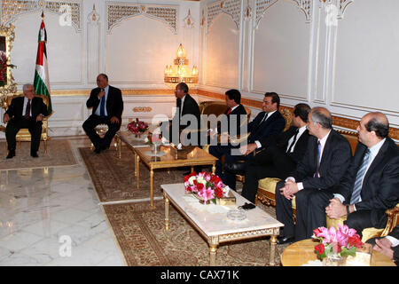 5. Januar 2008 - Tunesien, Tunesien - palästinensischen Präsidenten trifft Mahmoud Abbas (Abu Mazen) mit Parteiführer von Tunesien in Tunesien, am 30. April 2012. Foto von Thaer Ganaim (Kredit-Bild: © Thaer Ganaim Apaimages/APA Images/ZUMAPRESS.com) Stockfoto