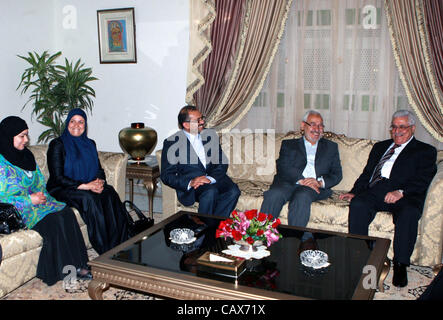 5. Januar 2008 - Tunesien, Tunesien - palästinensischen Präsidenten trifft Mahmoud Abbas (Abu Mazen) mit dem Führer der Tunesiens Renaissance Party, Scheich Rashid Ghannouchi in Tunesien, am 30. April 2012. Foto von Thaer Ganaim (Kredit-Bild: © Thaer Ganaim Apaimages/APA Images/ZUMAPRESS.com) Stockfoto