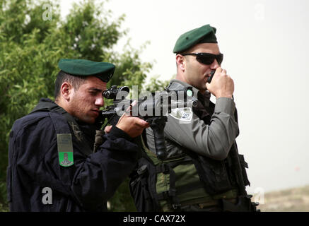 1. Mai 2012 - Hebron, Westjordanland, Palästina - israelische Soldaten umgeben einen Bulldozer, wie es einen palästinensischen Bauernhof Kühe in der Westbank-Stadt Hebron, Mai zerstört. 01, 2012. Berichten zufolge, die die Spannungen stiegen, als palästinensische Häuser, von den israelischen Behörden für angeblich nicht Havi zerstört wurden Stockfoto