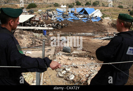 1. Mai 2012 - Hebron, Westjordanland, Palästina - israelische Soldaten umgeben einen Bulldozer, wie es einen palästinensischen Bauernhof Kühe in der Westbank-Stadt Hebron, Mai zerstört. 01, 2012. Berichten zufolge, die die Spannungen stiegen, als palästinensische Häuser, von den israelischen Behörden für angeblich nicht Havi zerstört wurden Stockfoto