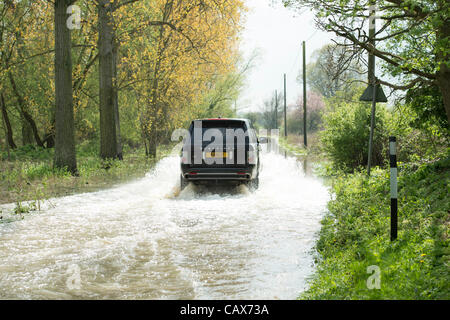 1. Mai 2012, Billericay, Essex, England. 4 x 4 Auto reist durch Hochwasser. Starkregen führte zu lokalen Überschwemmungen, die schlimmer geworden ist, obwohl Regen durch Abfluss aus den umliegenden Feldern beendet wurde. Stockfoto