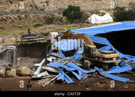 1. Mai 2012 - Hebron, Westjordanland, Palästina - israelische Soldaten umgeben einen Bulldozer, wie es einen palästinensischen Bauernhof Kühe in der Westbank-Stadt Hebron, Mai zerstört. 01, 2012. Berichten zufolge, die die Spannungen stiegen, als palästinensische Häuser, von den israelischen Behörden für angeblich nicht Havi zerstört wurden Stockfoto