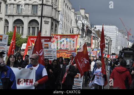 01 Mai 2012 London UK. Gewerkschaftsmitglieder und anti-Kürzungen vermischen sich Demonstranten auf dem jährlichen Maifeiertag Marsch. Der März folgte eine Route durch die Londoner finishing mit einer Kundgebung auf dem Trafalgar Square. Stockfoto