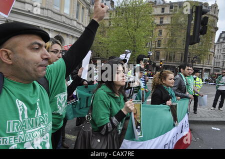 01 Mai 2012 London UK. Mitglieder der iranischen Green Movement Join Gewerkschaften und Anti schneidet Demonstranten auf dem jährlichen Maifeiertag Marsch. Der März folgte eine Route durch die Londoner finishing mit einer Kundgebung auf dem Trafalgar Square. Stockfoto