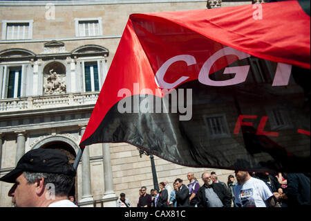 Barcelona, Spanien. 1. Mai 2012. Anarchist CGT Union Maifeiertag zu gedenken und protestieren vor der Generalitat Palast (Katalonien Regierungsgebäude) die Verhaftung von seiner Partnerin Laura Gomez während des Generalstreiks am 29. März gegen das neue Arbeitsrecht Reform verhaftet. Stockfoto