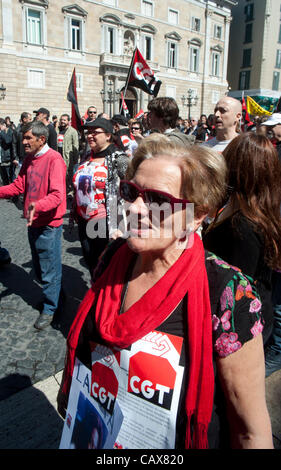 Barcelona, Spanien. 1. Mai 2012. Anarchist CGT Union Maifeiertag zu gedenken und protestieren vor der Generalitat Palast (Katalonien Regierungsgebäude) die Verhaftung von seiner Partnerin Laura Gomez während des Generalstreiks am 29. März gegen das neue Arbeitsrecht Reform verhaftet. Stockfoto