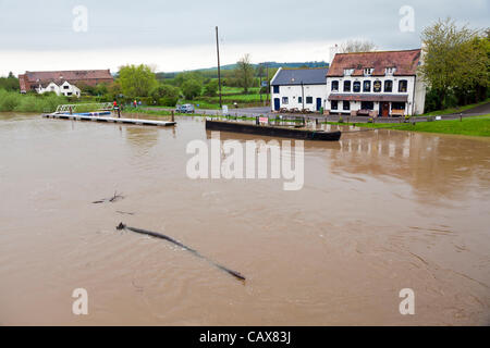 Flut Schutt hinunter den Fluss Severn, vorbei an der Haw Bridge Inn am Tirley, südlich von Tewkesbury am 1. Mai 2012 Stockfoto