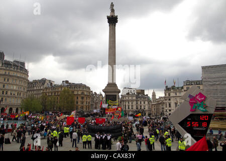 London, UK. 1. Mai 2012. Gewerkschafterinnen und Gewerkschafter, Arbeitnehmer, Gewerkschaften und Gemeinschaften in London für den Maifeiertag März anlässlich der internationalen Tag (alias Maifeiertag) gesammelt. Anhänger marschierten von Clerkenwell Road zum Trafalgar Square in London. Stockfoto