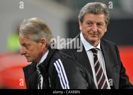 04.08.2012. Wolfsburg, Deutschland. Champions League, VfL Wolfsburg gegen FC Fulham in der Volkswagen Arena in Wolfsburg. Wolfsburgs Trainer Lorenz-Gunther (r) mit Fulhams Trainer Roy Hodgson. Stockfoto