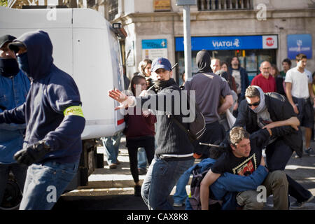 01 Mai 2012-Barcelona, Spain.Masked Polizisten verhaften ein Demonstrant während der Feier der alternative Demonstration der Maifeiertag gebildet durch Minderheit Gewerkschaften und mit der Anwesenheit von einem großen Polizeieinsatz. (Foto © Jordi Boixareu) Stockfoto