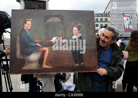 London, UK, 05.01.12. Mayday-Demonstranten marschieren auf London. Kaya Mar Künstler zeigt seine Gemälde von David Cameron und Nick Clegg bei der Arbeiter-Rallye auf dem Trafalgar Square. Stockfoto