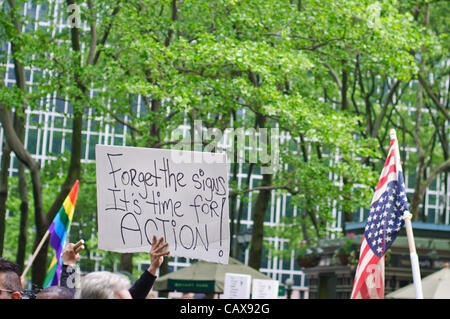 Der Demonstrant Schild am Maifeiertag Protest (Internationaler Tag der Arbeit) in Manhattan, New York City. 1.Mai 2012. Stockfoto